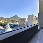 Top-Floor 2 Bed Unmatched Table Mountain Views