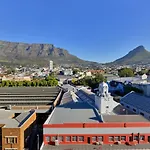 Top-Floor 2 Bed Unmatched Table Mountain Views