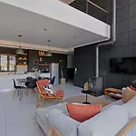 Top-Floor 2 Bed Unmatched Table Mountain Views