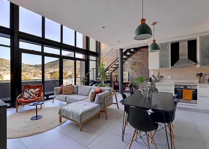 Top-Floor 2 Bed Unmatched Table Mountain Views