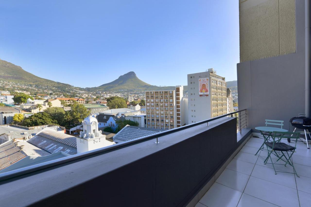Top-floor 2 Bed Unmatched Table Mountain Views