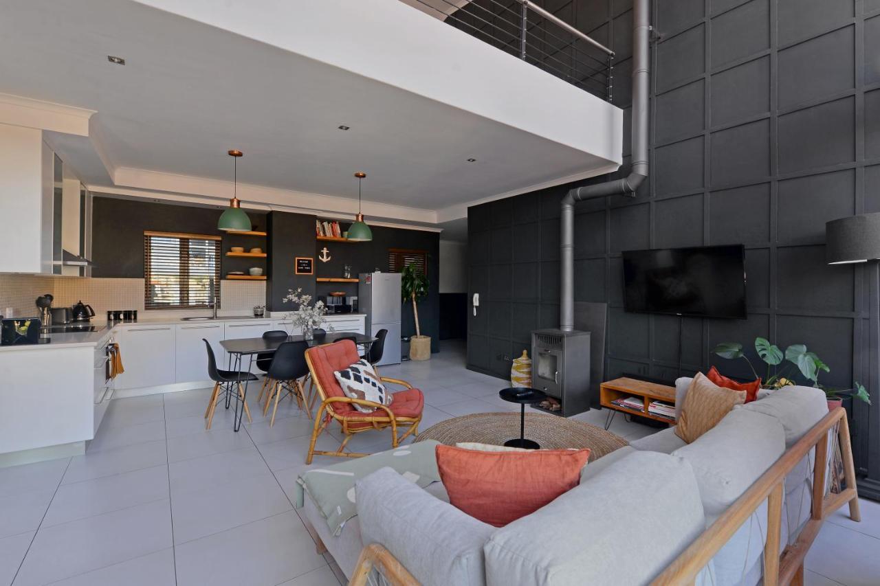 Top-floor 2 Bed Unmatched Table Mountain Views Apartment