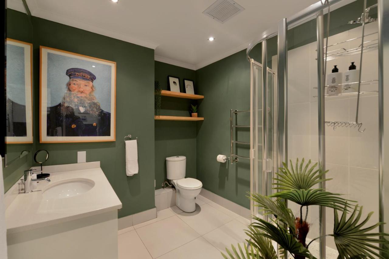 Top-floor 2 Bed Unmatched Table Mountain Views * Cape Town