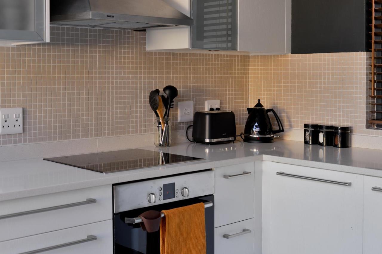 Apartment Top-floor 2 Bed Unmatched Table Mountain Views