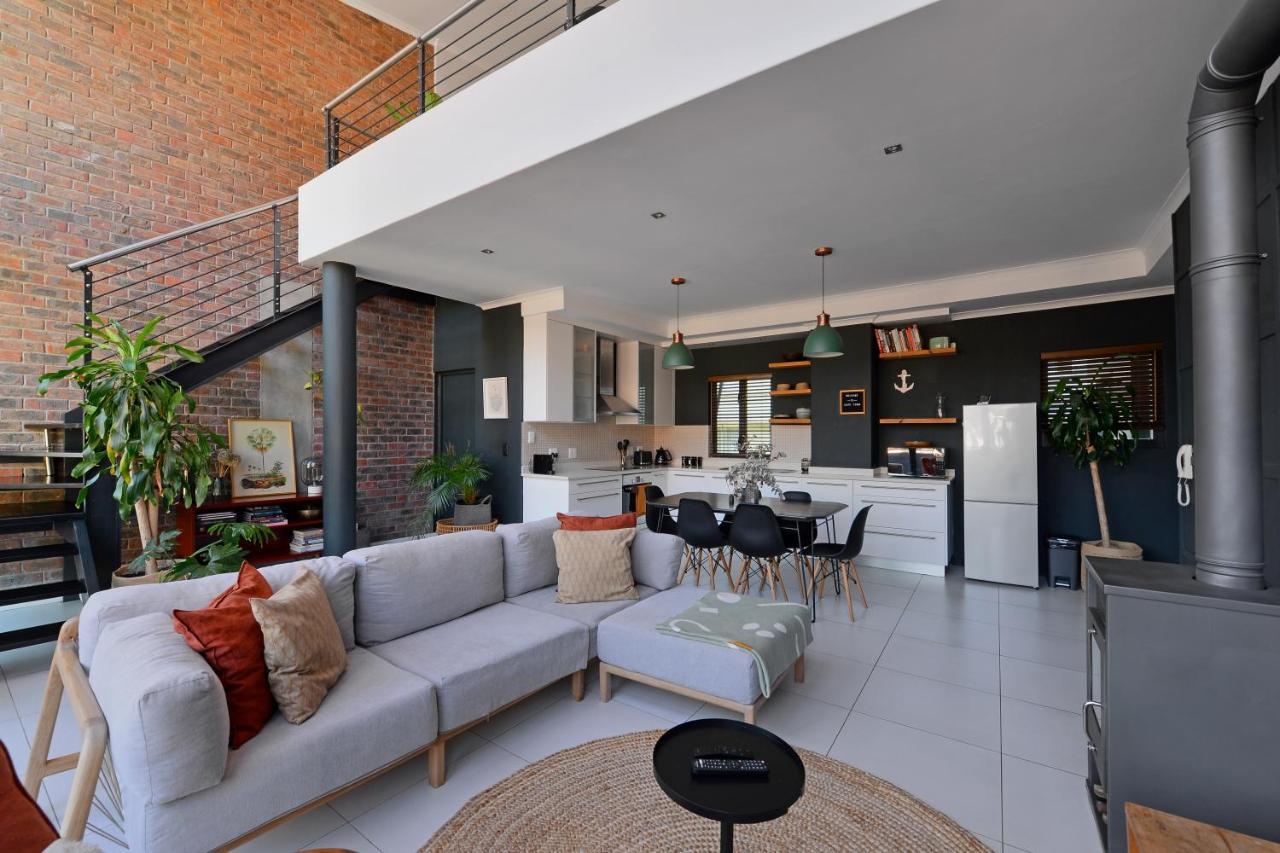Top-floor 2 Bed Unmatched Table Mountain Views Apartment Cape Town