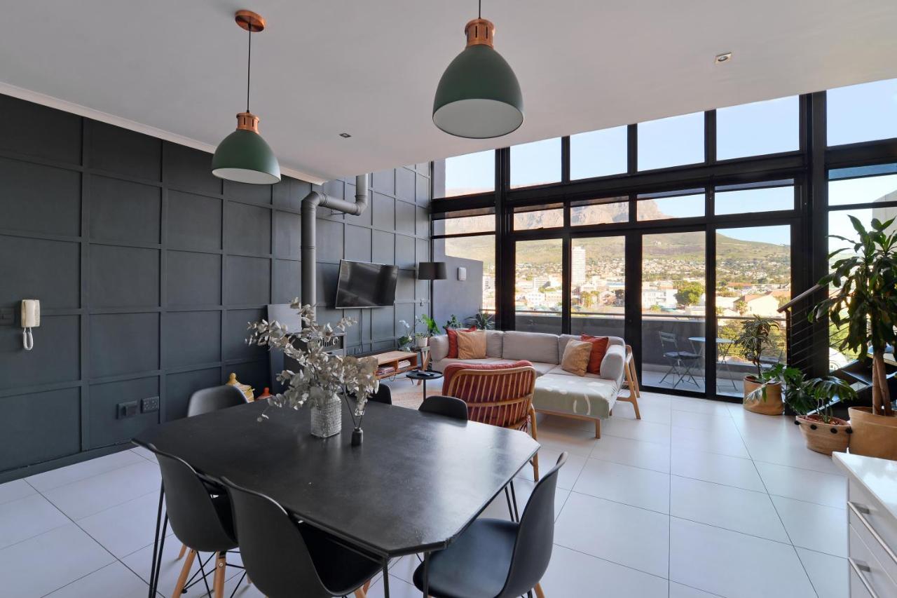 Top-floor 2 Bed Unmatched Table Mountain Views Apartment Cape Town