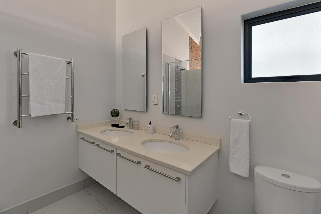 Top-floor 2 Bed Unmatched Table Mountain Views *